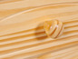 Een houten lade met een ronde houten knop.