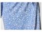 Een blauwe jurk met witte bloemenprint.