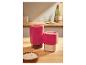 Twee roze opbergcontainers met een transparante bodem bevatten bonen en meel op een houten aanrecht.