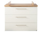 Commode blanche avec trois tiroirs et un plan à langer en bois.