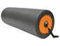 Een grijze foamroller met een oranje handvat.