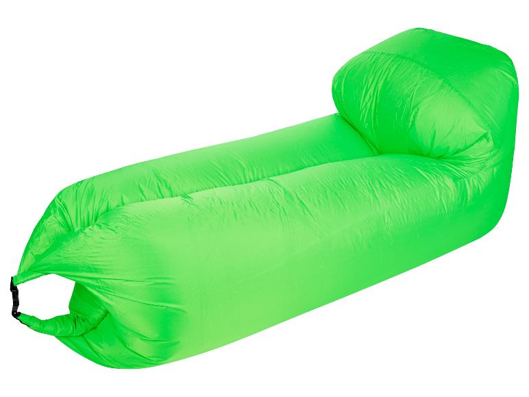 Fauteuil gonflable vert pour le camping ou la détente.