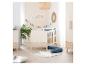 Une chambre de bébé avec un lit à barreaux, une commode et une armoire aux couleurs claires.