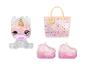 Poupée licorne à paillettes, sac transparent et deux chaussures compensées roses à paillettes.