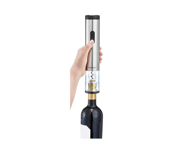 Een hand gebruikt een elektrische kurkentrekker van Silvercrest om een fles wijn te openen.