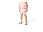 Meisje in roze korte pyjama met hartjes en witte sandalen