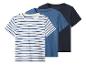 Drie kinder T-shirts met korte mouwen: één blauw-wit gestreept, één blauw en één donkerblauw.