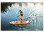 Homme faisant du paddleboard sur un lac, profitant du soleil