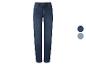 Donkerblauwe jeans met rechte pijpen, met twee kleurstalen ernaast.