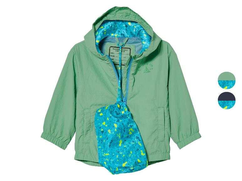 Une veste verte à capuche et un sac bleu, de la marque Outdoor Fun.