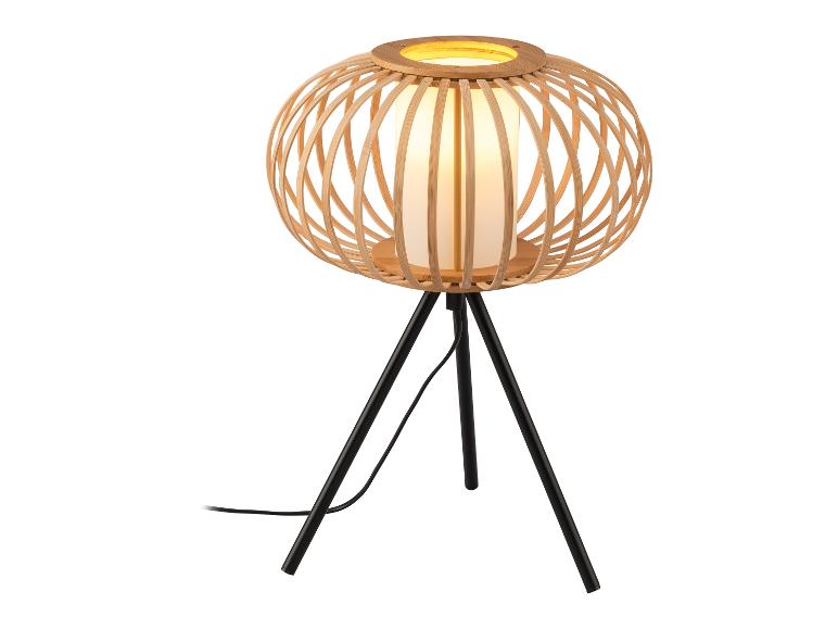 Een houten tafellamp met een ronde kap en een zwart metalen driepootonderstel.