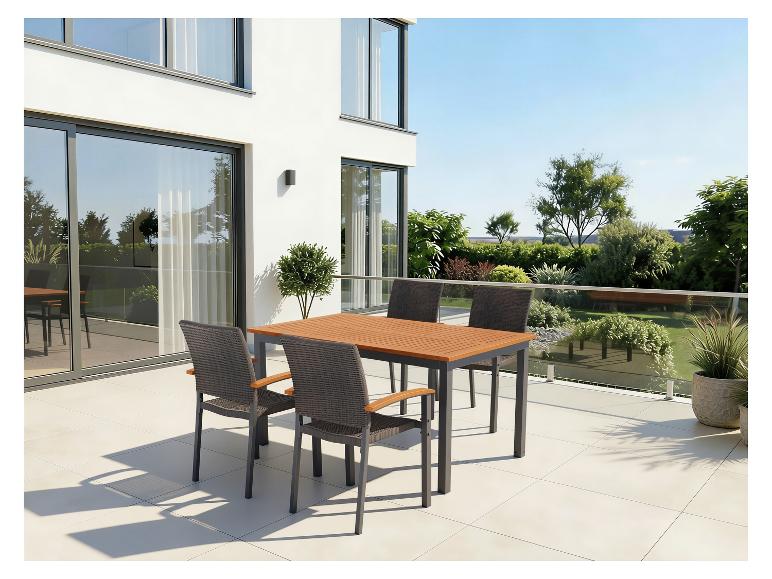 Terrasse moderne avec ensemble de salle à manger et balustrade en verre.