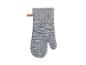 Gant de cuisine en tissu gris rayé.