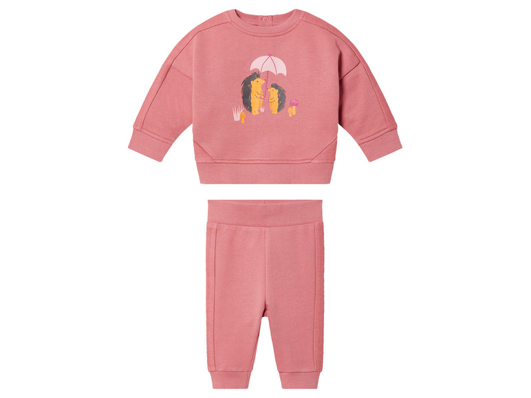 Un sweat-shirt rose avec un imprimé d'hérissons et un pantalon long.