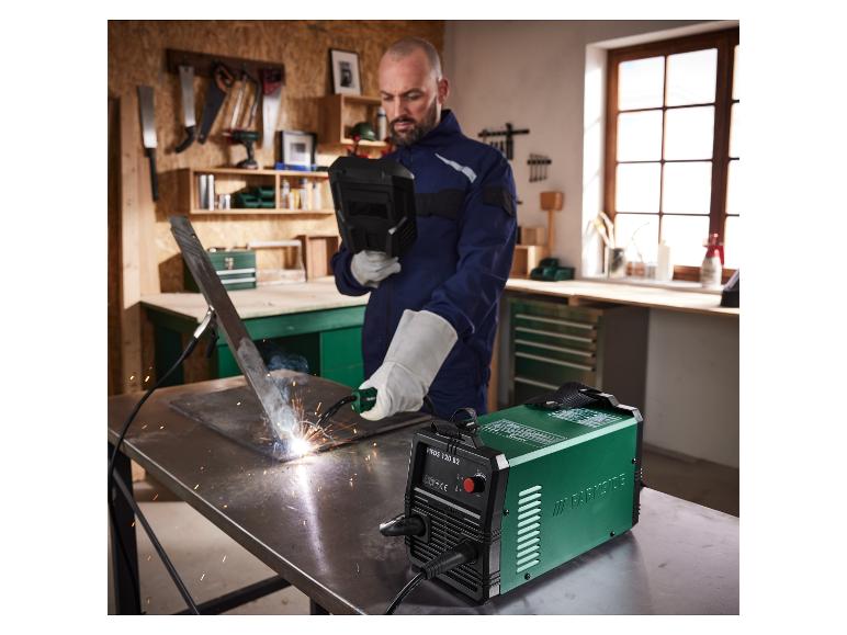 Parkside lassen: een man gebruikt een lasapparaat en lasmasker.