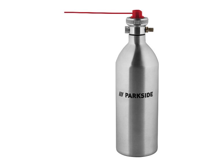 Een zilverkleurige Parkside persluchtsprayfles met een rode spuitmond en slang.
