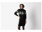 Femme en robe pull fair isle noire et blanche et collants noirs.