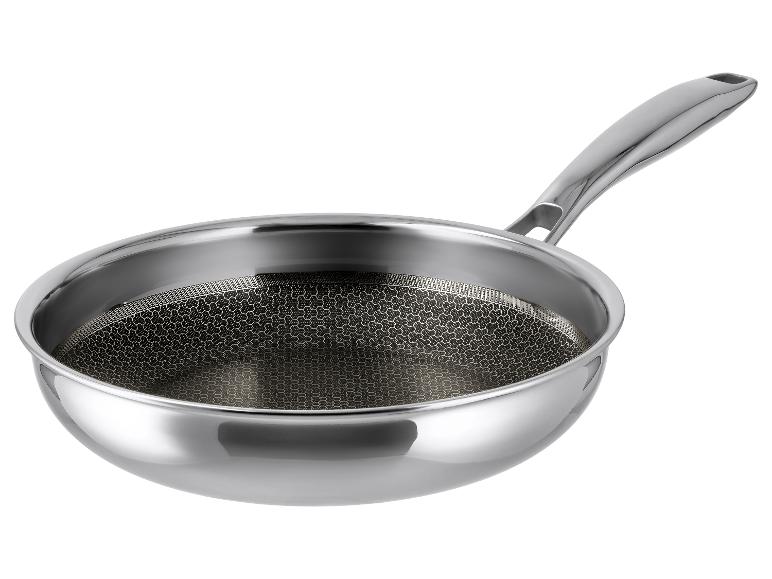 Roestvrijstalen koekenpan met metalen handvat en kookoppervlak met honingraatpatroon.