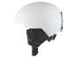 Een witte skihelm met zwarte band en net.