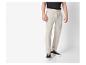 Beige linnen broek en zwarte sneakers: casual look.