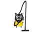 Un aspirateur Karcher jaune avec un tuyau et une buse pour le sol.