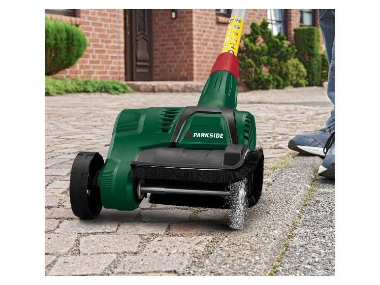 Parkside onkruidborstel verwijdert onkruid van een stenen pad.