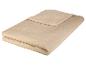 Beige dekbed met een fleece onderkant.