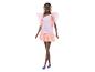 Barbie pop met een roze jurk met ruches.
