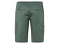 Short cargo vert avec élastique à la taille.