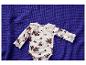 Baby romper met bloemenpatroon en kant op een blauwe wafelachtergrond
