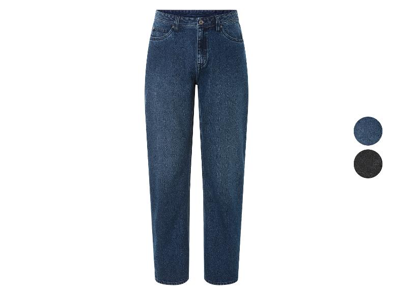 Un jean bleu foncé avec des jambes droites.