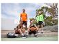 Vier sporters poseren buiten in Crivit sportkleding.