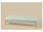 Drap-housse vert clair sur un cadre de lit en bois.
