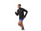 Homme courant en maillot de sport noir à manches longues et short bleu.