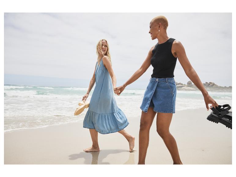 Jeansjurken en -shorts, sandalen; zomerse strandoutfit.