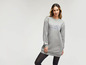 Een vrouw draagt een grijze Malibu sweatshirtjurk.