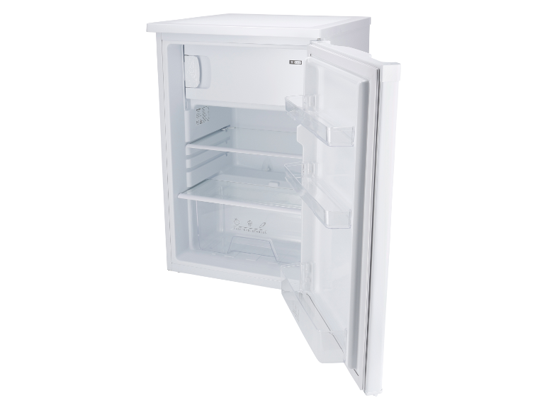 Openstaande witte minikoelkast met glazen planken en transparante laden.