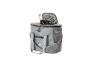 Sac isotherme gris avec une bouteille de liquide rouge, isolé sur fond blanc.