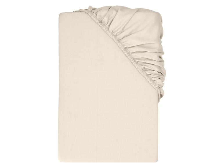 Beige hoeslaken op een witte achtergrond