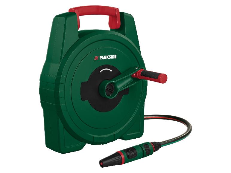 Dévidoir de tuyau d'arrosage vert avec poignée rouge et buse noire et rouge.