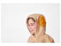 Fille souriante en sweat à capuche beige avec des oreilles orange pelucheuses
