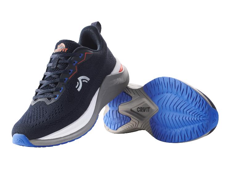 Paar marineblauwe en witte sportschoenen met blauwe zolen, één staand, één op zijn zij.