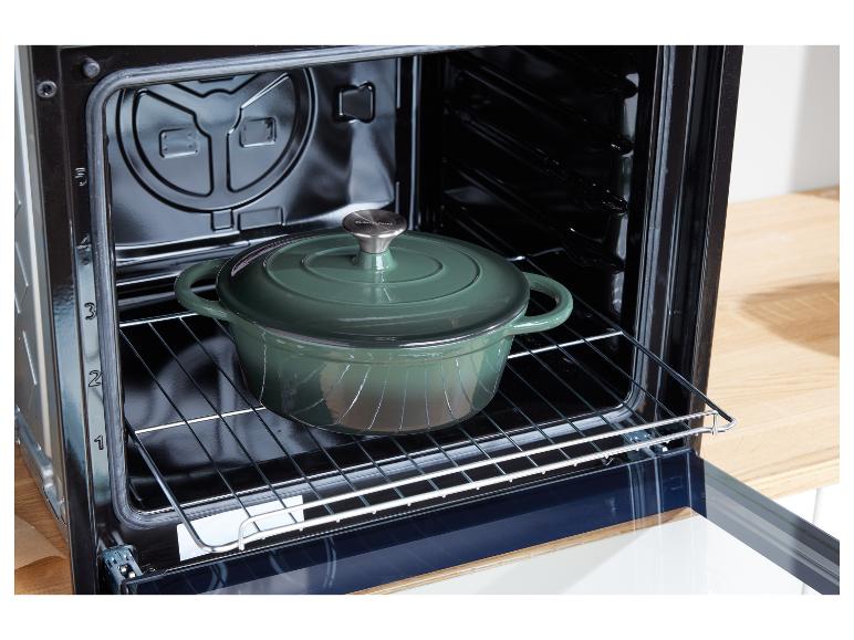 Un four avec une cocotte en fonte vert olive de la marque Starcrest.