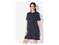 Zwarte casual t-shirt jurk, minimalistische stijl.