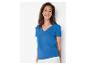 Een vrouw in een blauw shirt lachend.