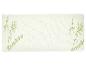 Oreiller blanc avec motifs de bambou verts et le mot « Bamboo ».