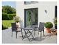 Buitenpatio met een grijze klaptafel en twee bijpassende stoelen, omringd door potplanten.