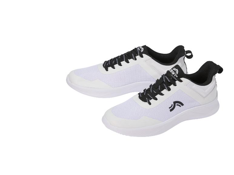 Paar witte en zwarte sportschoenen met mesh bovenwerk en zwarte veters