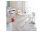 Une table et des chaises Peppa Pig avec un doudou Peppa Pig.