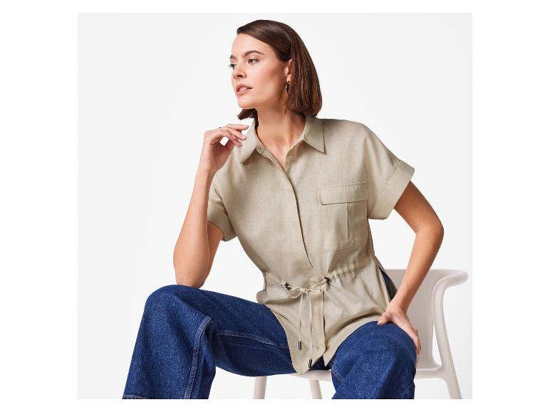 Chemise en lin beige et jeans : vêtements décontractés élégants.